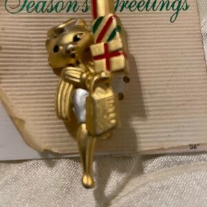 Vintage 1980-90s cat shopping Christmas pin brooch by Danecraft